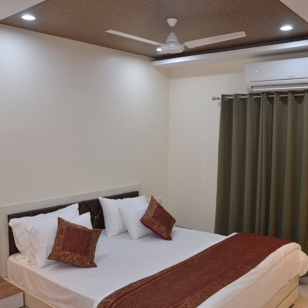 AC Deluxe room at Shri Vitthal Rukmini Bhakta Niwas, Pandharpur